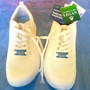 White Skechers women sneaker